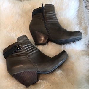 Mud/olive leather OTBT ankle booties, size 11